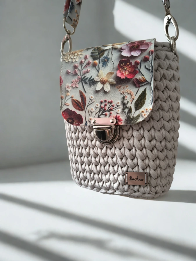 Háčkovaná mini kabelka Flowers